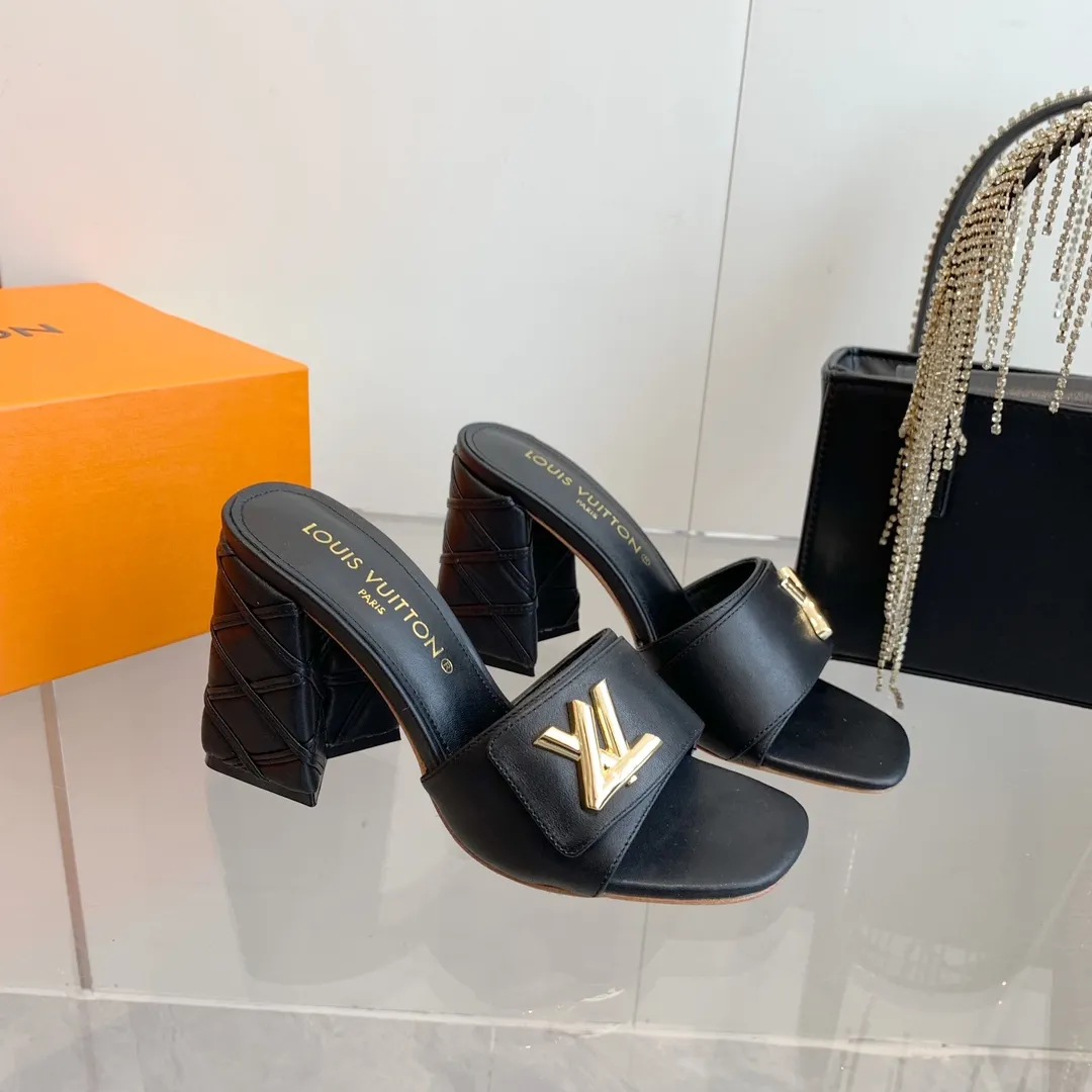 👟👟Ex-factory price 520👟👟 LV | Louis Vuitton ²⁰²³ 𝐬𝐬 🧡💚2️⃣0️⃣2️⃣4️⃣Early spring new model, top version⚠️ The counter features the latest models, square toe sandals, hard goods are new🆕 ❥Purchase level! Full of high-end feel! A popular model among bloggers at home and abroad, it’s retro and fashionable and looks amazing on your feet! Mainly recommended model on the official website★ ━━━━━ ЅᏇєєt ━━━━━ ▪️Upper: original cowhide + metal buckle ▪️Lining: imported goatskin lining ▪️Outsole: original Italian leather outsole ▪️Heel height: 5.5cm 9cm ▪️Shoe size: 35-39 (40 and 41 customized items are not returnable or exchangeable)